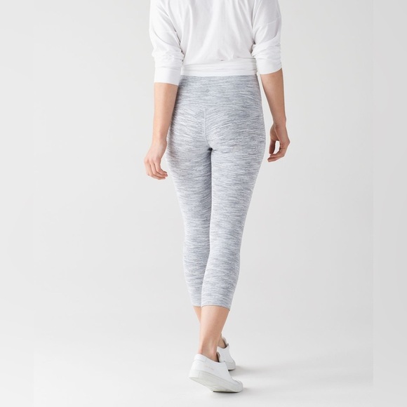 Lululemon Wunder Under Crop (Hi-Rise) (21 1/2") size 4 - Picture 3 of 11